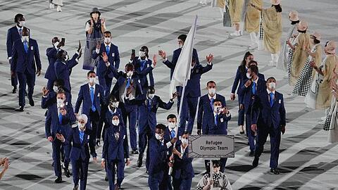 Die Fahnenträger Yusra Mardini und Leichtathlet Tachlowini Gabriyesos führen das IOC-Flüchtlingsteam ins Stadion.