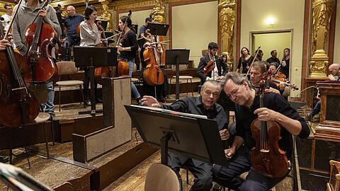 Andreas Marschik (rechts) im Gespräch mit dem verstorbenen ChefdirigentenMariss Jansons im Oktober 2019 im Wiener Musikverein.