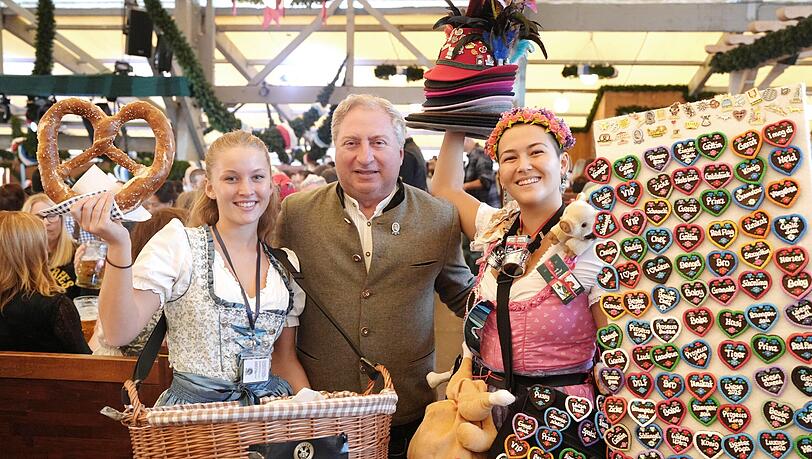 Der italienische Generalkonsul Sergio Maffettone fühlt sich wohl auf der Wiesn. Hier posiert Maffettone mit den Wiesn-Verkäuferinnen Jule und Anika im Schottenhamel-Festzelt.