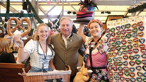 Der italienische Generalkonsul Sergio Maffettone fühlt sich wohl auf der Wiesn. Hier posiert Maffettone mit den Wiesn-Verkäuferinnen Jule und Anika im Schottenhamel-Festzelt.