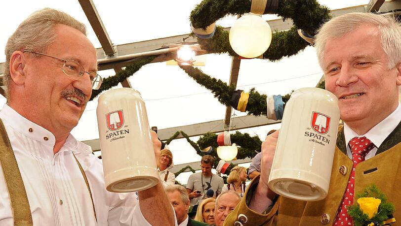 Beim TV-Duell wird?s wohl kaum so harmonisch zugehen, wie hier auf der Wiesn. Beim TV-Duell wird?s wohl kaum so harmonisch zugehen, wie hier auf der Wiesn.