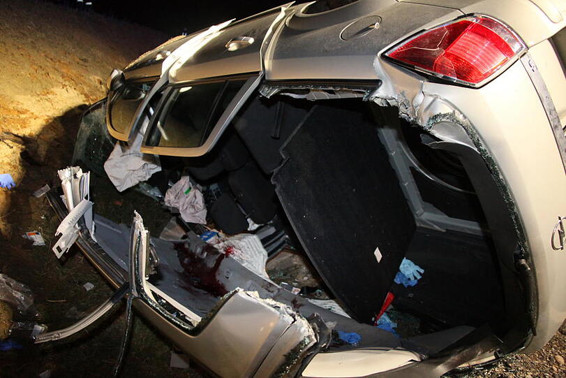 Bilder des schweren Verkehrsunfalls im Landkreis Mühlendorf am Inn mit einem Toten und zwei Schwerverletzten.