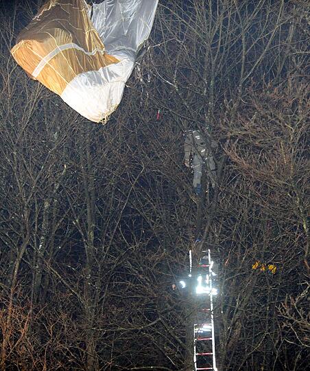Hier hängt einer der Piloten mit seinem Fallschirm in den Bäumen fest. Er wurde aber nur leicht verletzt.