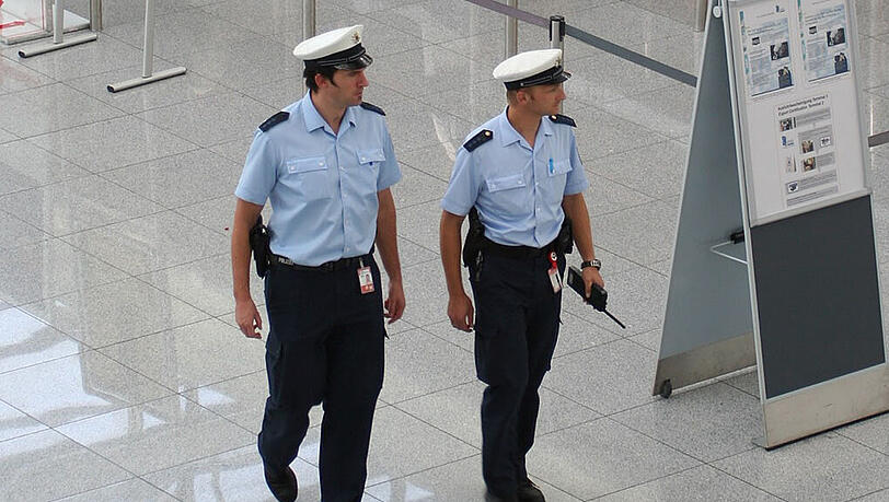 Die Bundespolizei ist nicht nur für die Grenzkontrollen am Flughafen München verantwortlich, sondern auch für die Sicherheit der Passagiere und Mitarbeiter. (Beispielbild) Die Bundespolizei ist nicht nur für die Grenzkontrollen am Flughafen München verantwortlich, sondern auch für die Sicherheit der Passagiere und Mitarbeiter. (Beispielbild)