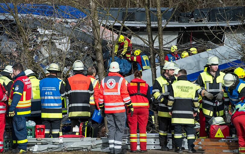 Rettungskräfte und Hubschrauberbesatzungen kümmern sich um die Verletzten.