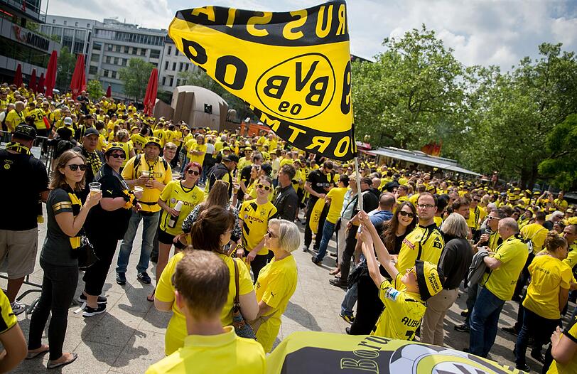 Vor dem DFB-Pokalfinale ist die Berliner Innenstadt von Dortmund und Bayern-Fans belagert. Die Bilder!