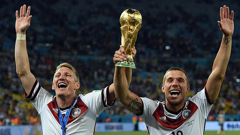 Gemeinsam Weltmeister, gemeinsam zurückgetreten: Bastian Schweinsteiger und Lukas Podolski. Gemeinsam Weltmeister, gemeinsam zurückgetreten: Bastian Schweinsteiger und Lukas Podolski.