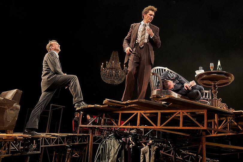 Szenen aus "Der Spieler" im Residenztheater.