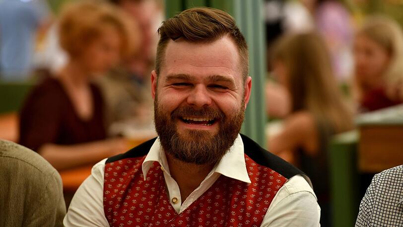 Patrick Schmidt sucht die Dultprinzessin. Zwei Damen haben dem Festwirt jetzt eine Menge Kosten und Ärger aufgehalst.
