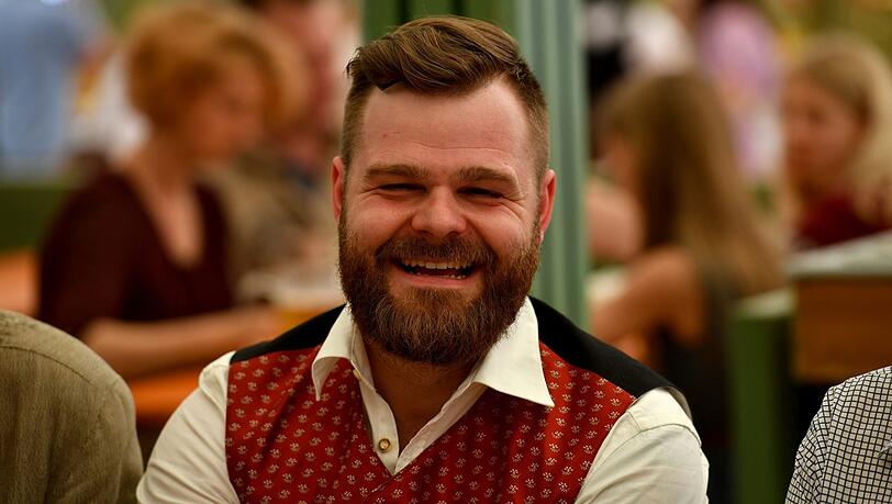 Patrick Schmidt sucht die Dultprinzessin. Zwei Damen haben dem Festwirt jetzt eine Menge Kosten und Ärger aufgehalst. Patrick Schmidt sucht die Dultprinzessin. Zwei Damen haben dem Festwirt jetzt eine Menge Kosten und Ärger aufgehalst.