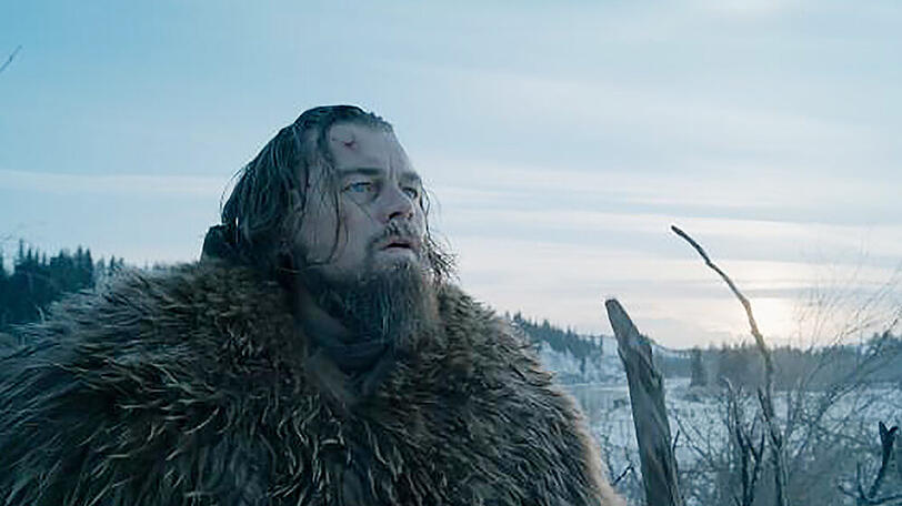 "The Revenant - Der Rückkehrer: Wird es der verwundete Fallensteller Hugh Glass (Leonardo DiCaprio) lebend zu einem rettenden Fort schaffen?