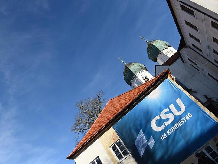 Ein Banner mit dem Logo der CSU hängt am Kloster Seeon. Foto: Andreas Gebert/Archiv