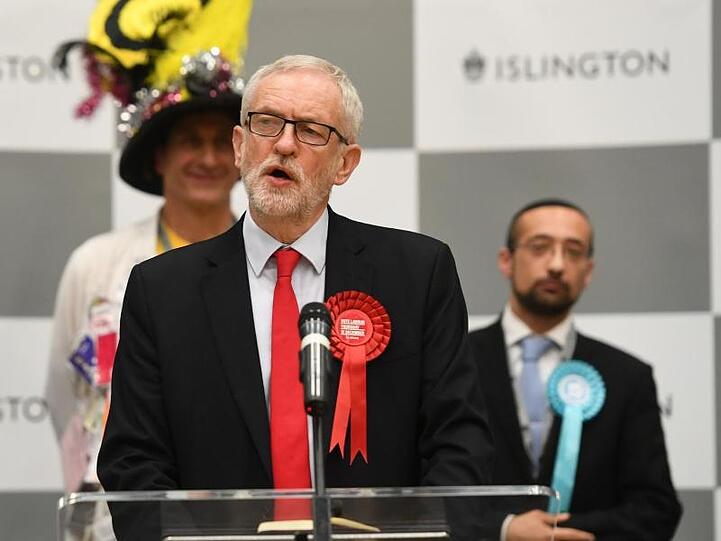 Jeremy Corbyn gibt in London eine Erklärung zu den Wahlergebnissen ab.
