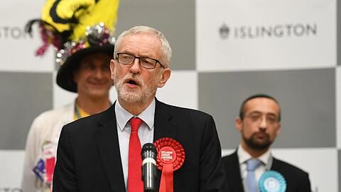 Jeremy Corbyn gibt in London eine Erklärung zu den Wahlergebnissen ab.