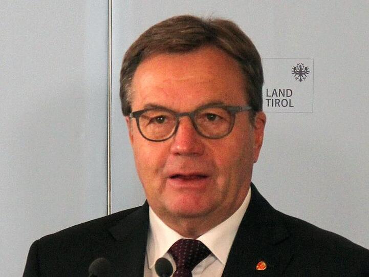 Der Landeshauptmann von Tirol, Günther Platter, äußert sich bei einer Pressekonferenz. Foto: Fabian Nitschmann/dpa