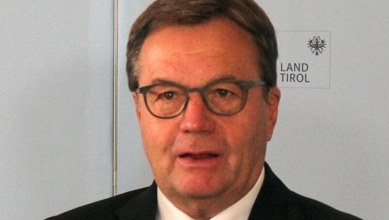 Der Landeshauptmann von Tirol, Günther Platter, äußert sich bei einer Pressekonferenz. Foto: Fabian Nitschmann/dpa