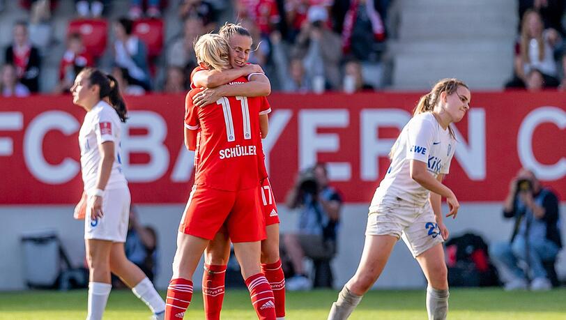 Ereichterungs-Jubel: Lea Schüller gratuliert Klara Bühl, die mit ihrem Treffer zum 1:0 den Bayern-Frauen den Weg zum 3:1-Erfolg gegen die Aufsteigerinnen vom SC Meppen geebnet hat.