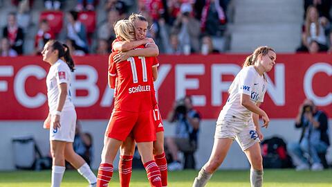 Ereichterungs-Jubel: Lea Schüller gratuliert Klara Bühl, die mit ihrem Treffer zum 1:0 den Bayern-Frauen den Weg zum 3:1-Erfolg gegen die Aufsteigerinnen vom SC Meppen geebnet hat.