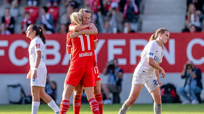 Ereichterungs-Jubel: Lea Schüller gratuliert Klara Bühl, die mit ihrem Treffer zum 1:0 den Bayern-Frauen den Weg zum 3:1-Erfolg gegen die Aufsteigerinnen vom SC Meppen geebnet hat.
