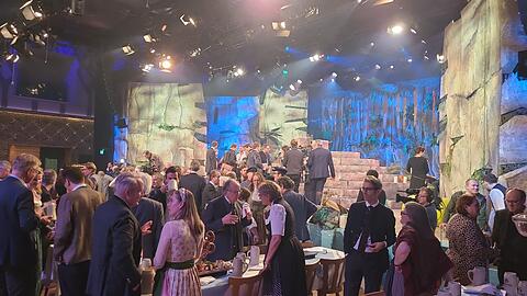 Nach dem Hauptprogramm am Nockherberg 2023 wurde noch zusammen gefeiert.