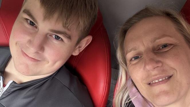 Mutter Michaela und Sohn Alex vermassen zwei Trickbetrügern die Masche.