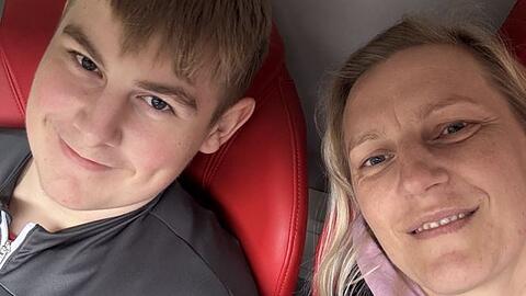 Mutter Michaela und Sohn Alex vermassen zwei Trickbetrügern die Masche.