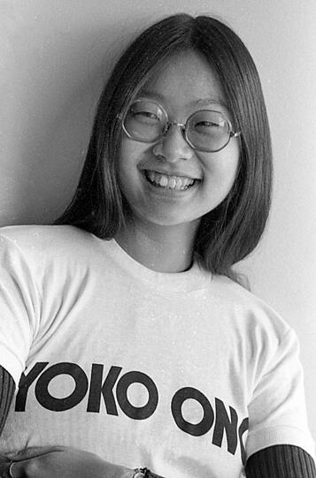 May Pang, New Yorkerin mit chinesischen Wurzeln, arbeitete zunächst bei Apple Records, der Plattenfirma der Beatles, in New York. Später wurde sie persönliche Assistentin des ebenfalls in New York lebenden Paares John Lennon und Yoko Ono. Als deren Ehe in die Krise geriet soll Yoko Ono selbst May Pang ermutigt haben, intensiver auf John zuzugehen. May Pang, New Yorkerin mit chinesischen Wurzeln, arbeitete zunächst bei Apple Records, der Plattenfirma der Beatles, in New York. Später wurde sie persönliche Assistentin des ebenfalls in New York lebenden Paares John Lennon und Yoko Ono. Als deren Ehe in die Krise geriet soll Yoko Ono selbst May Pang ermutigt haben, intensiver auf John zuzugehen.