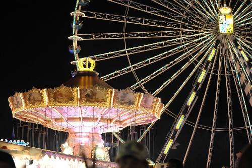 Mit Fahrgeschäften, Festzelten und allerlei Schmankerl locken Bayerns Volksfeste.