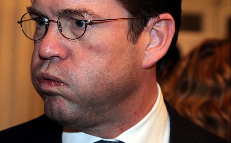 Verteidigungsminister Karl-Theodor zu Guttenberg: Ist seine Doktorarbeit ein Plagiat?