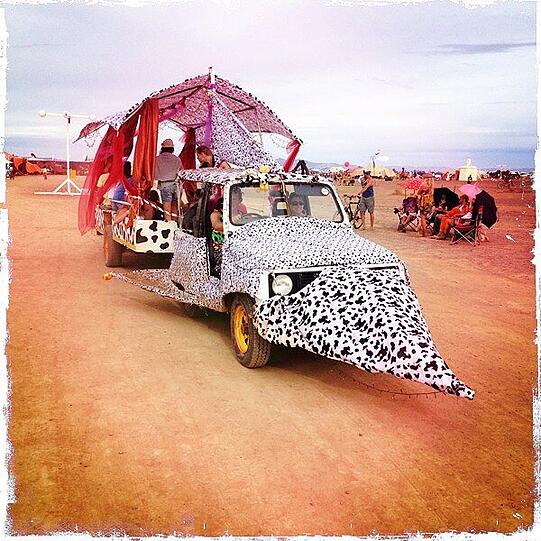 Es ist das wohl kurioseste Treffen von Individualisten: "Alles ist möglich" lautet der Slogan des "Afrika Burn Festival" in der Karoo-Halbwüste - sehen Sie hier die schrägsten Bilder.