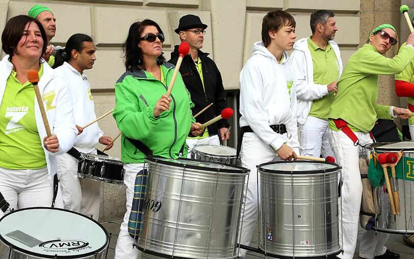 Bunte Kostüme, Kinder feuern ihre Eltern an, viel Schweiß und gute Laune: Die Bilder vom München Marathon 2012