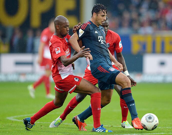CLAUDIO PIZARRO, Note 3: Emsige Fummeltriene. Hatte grimmige Verteidiger gegen sich, ließ sich deshalb tief fallen und spielte dann Ballverteiler. Vor dem Tor aber zu harmlos.