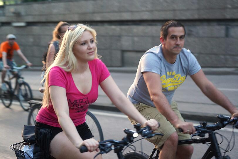 Die Radl-Nacht auf Münchens Straßen war ein voller Erfolg - knapp 8.000 Radfahrer gingen gemeinsam auf Tour durch die Münchener Innenstadt.