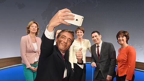 Zu preußisch für die Bayernpartei: Moderator Stefan Scheider (vorne) vom Bayerischen Rundfunk macht mit
den Kollegen (v. l.) Anouschka Horn, Sophie von Puttkamer, Till Nassif und Ursula Heller ein Selfie.