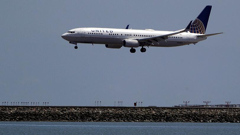Ein Flugzeug der Fluglinie United Airlines landet auf dem San Francisco International Airport.