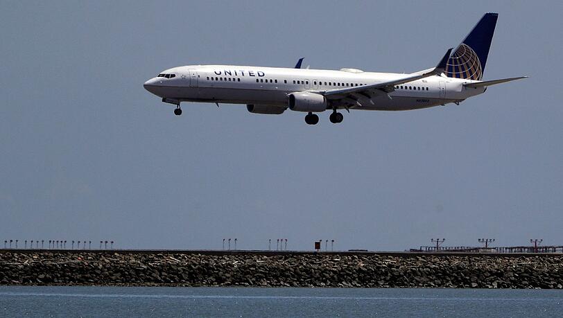 Ein Flugzeug der Fluglinie United Airlines landet auf dem San Francisco International Airport. Ein Flugzeug der Fluglinie United Airlines landet auf dem San Francisco International Airport.