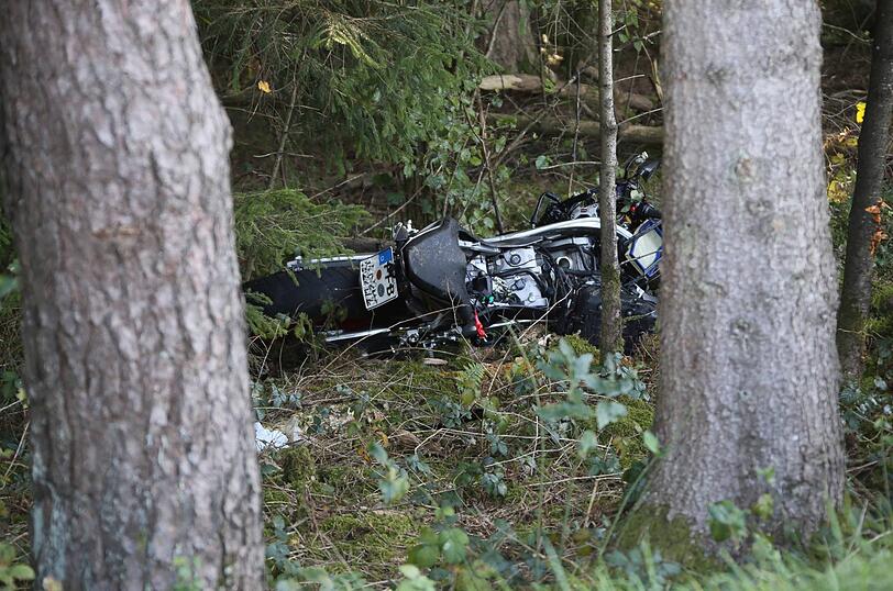 In Emertsham (Landkreis Traunstein) ereignete sich am Sonntag ein tödlicher Verkehrsunfall. Zwei Motorräder sind dabei in einen Audi gerast, ein Mann wurde dabei getötet.
