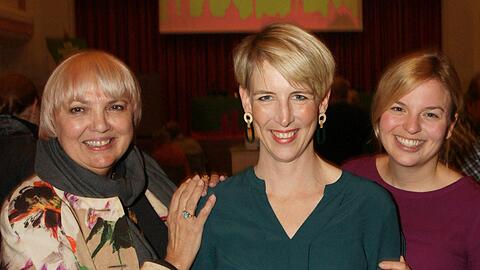 Beim Stadtparteitag der Grünen v.l. Bundestagsvizepräsidentin Claudia Roth, OB-Kandidatin Katrin Habenschaden und Katharina Schulze (Fraktionsvorsitzende der Grünen im Landtag).