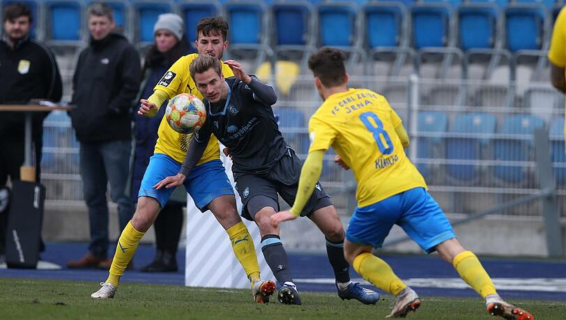 Löwen-Konkurrent Carl Zeiss Jena (hier in gelb) bemängelt, die Hygiene-Auflagen des DFB nicht erfüllen zu können Löwen-Konkurrent Carl Zeiss Jena (hier in gelb) bemängelt, die Hygiene-Auflagen des DFB nicht erfüllen zu können