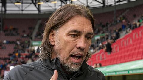 Trainer Martin Schmidt (Augsburg) gestikuliert. Foto: Stefan Puchner/dpa/Archivbild