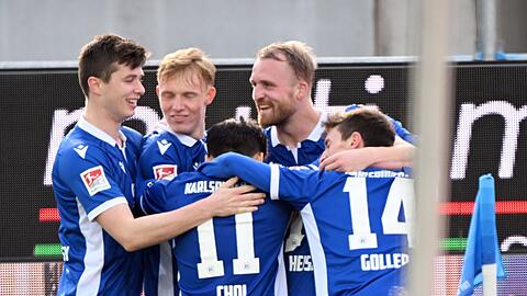 Die Karlsruher Mannschaft bejubelt den Treffer zum 3:1 durch Philipp Hofmann (M).