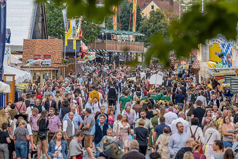 Zahlreiche Besucher gehen auf dem Gelände des Gäubodenvolksfestes.