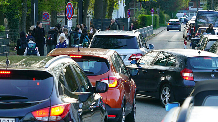 Sogenannte Helikopter-Eltern sorgen mit ihren Elterntaxis vor Schulen für ein Verkehrschaos und gefährliche Situationen. (Symbolbild) Sogenannte Helikopter-Eltern sorgen mit ihren Elterntaxis vor Schulen für ein Verkehrschaos und gefährliche Situationen. (Symbolbild)