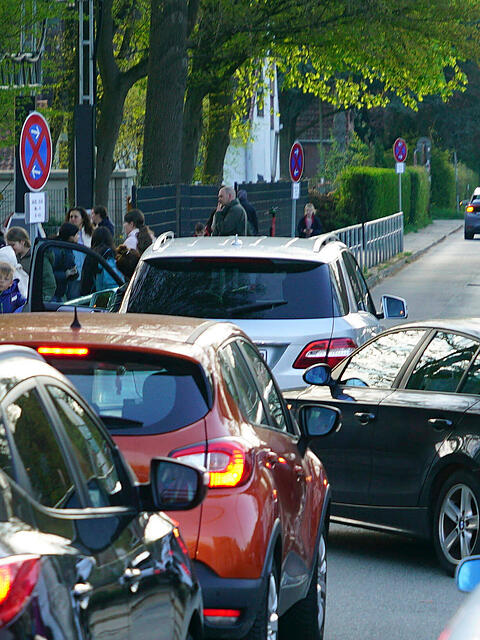 Sogenannte Helikopter-Eltern sorgen mit ihren Elterntaxis vor Schulen für ein Verkehrschaos und gefährliche Situationen. (Symbolbild)