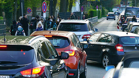 Sogenannte Helikopter-Eltern sorgen mit ihren Elterntaxis vor Schulen für ein Verkehrschaos und gefährliche Situationen. (Symbolbild)