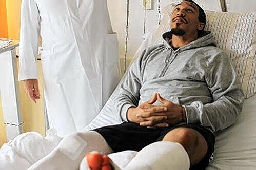 Mit Gipsbein im Krankenbett in der Klinik in Murnau: Bayerns Star-Korbjäger Demond Greene.