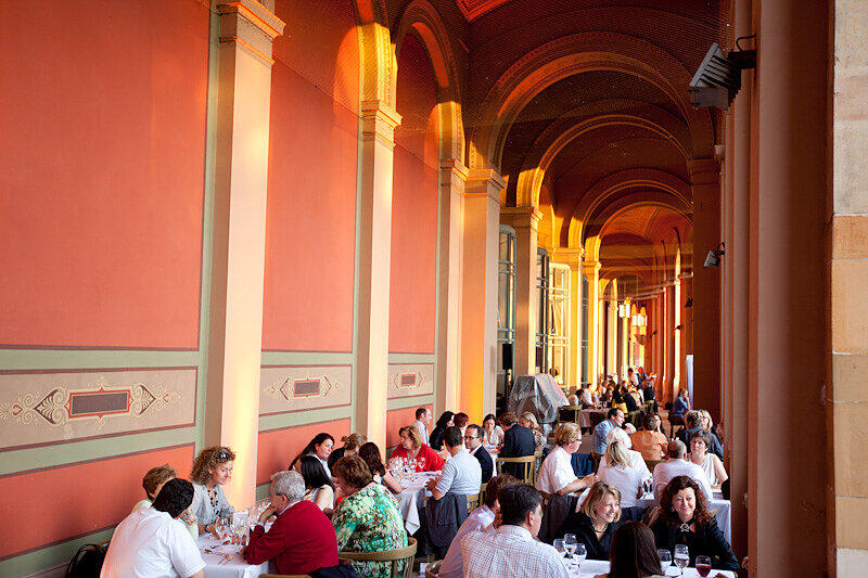 Dinieren und dabei Geschäftspartner kennenlernen. Beim Xing-Event im Maximilianeum ging's gar köngilich zu.