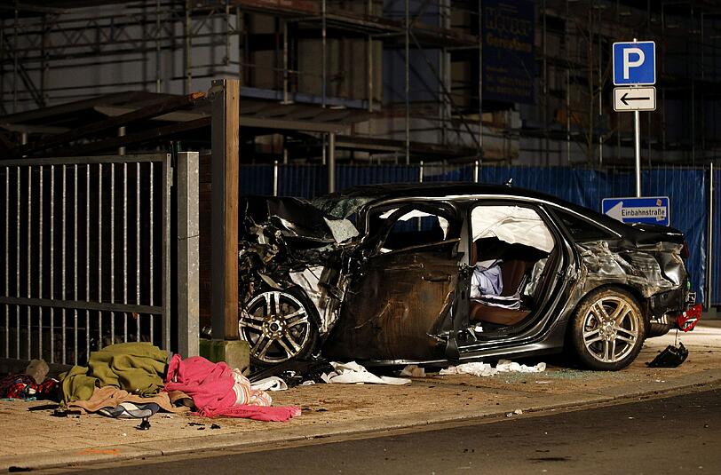 Einen Tag nach dem tragischen Unfall mit zwei Toten im unterfränkischen Alzenau ist die Ursache weitgehend geklärt. Die Ärzte gehen von einem Schlaganfall beim Unfallverursacher aus. Der 51-jährige Autofahrer soll einen Schlaganfall erlitten haben, bevor er gegen eine Mauer prallte und in eine vierköpfige Familie, die gerade einen Sonntagsspaziergang machte, raste. Dabei starben die 36 Jahre alte Mutter und ihr siebenjähriger Sohn. Der 44 Jahre alte Vater und der jüngere, fünfjährige Sohn wurden schwer verletzt.