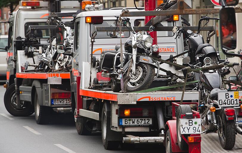 Razzia bei den Hells Angels: Poliziten verladen Motorräder, Bilder und andere Beweismittel und räumen ein Rocker-Clubhaus in Berlin aus. Die Bilder