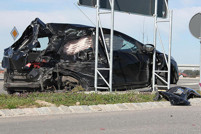 Bei einem Unfall auf der MÜ25 auf der Höhe von Wolfsgrub übersah eine junge Autofahrerin einen LKW. Bei dem Unfall wurde sie verletzt und musste in ein Krankenhaus gebracht werden.